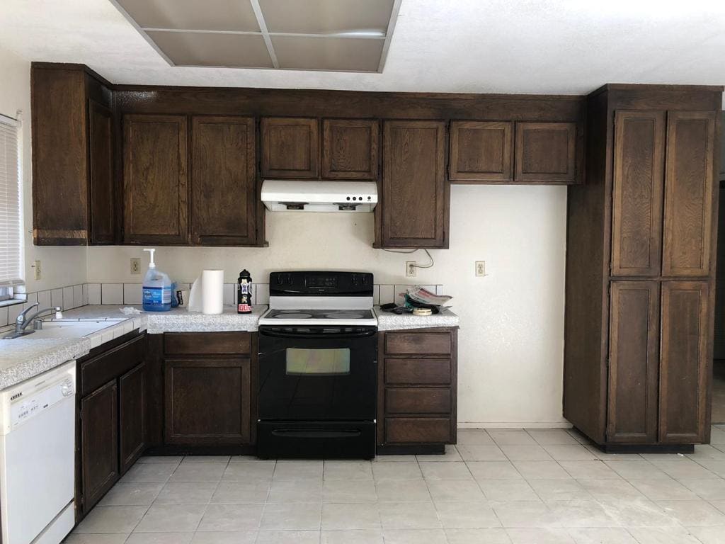 kitchen before reno with old appliances